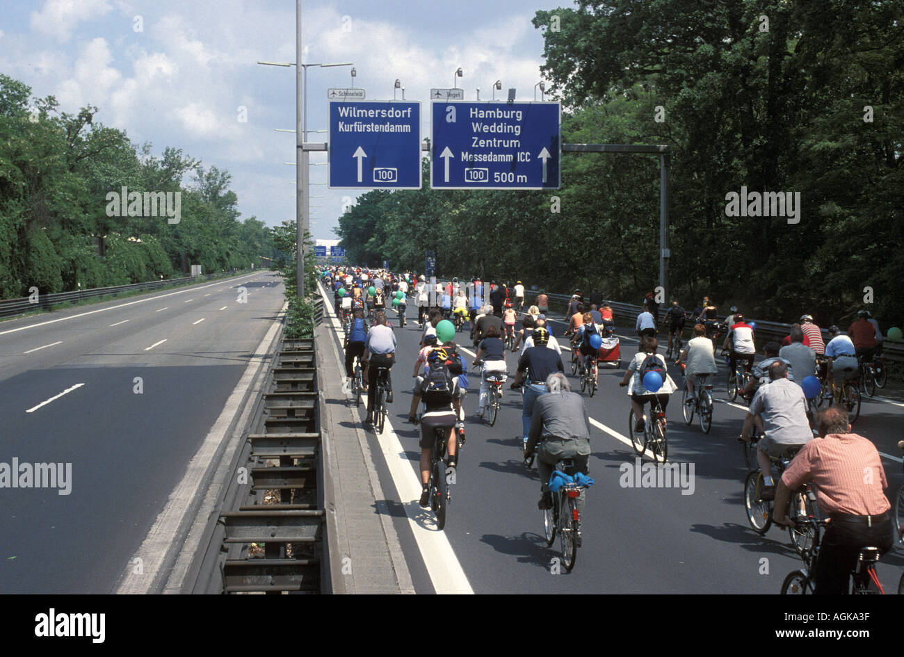 Radfahrer fahren entlang eines Abschnitts der Autobahn bei Berlin s  jhrlichen Fahrrad demonstration Stockfotografie - Alamy