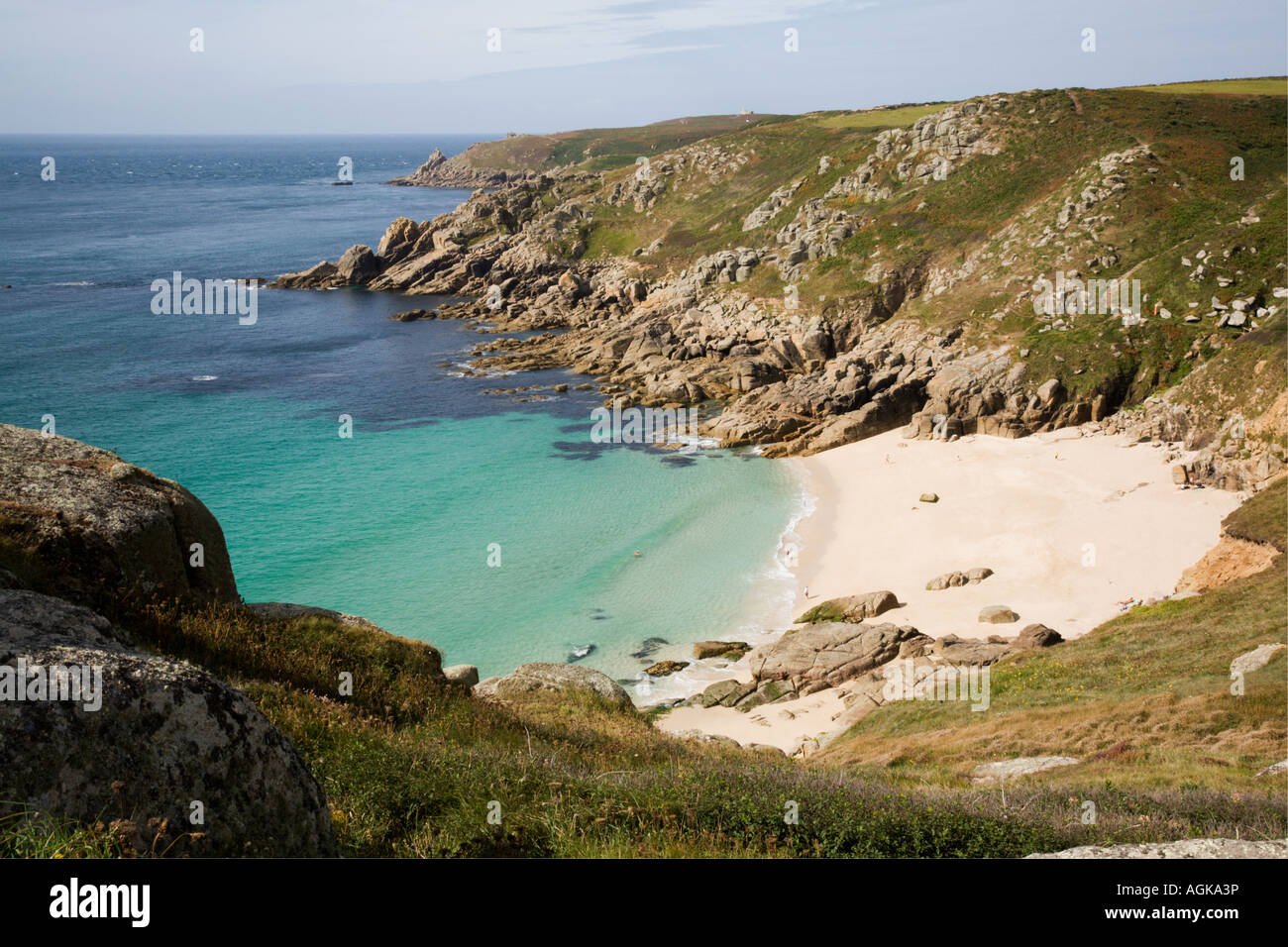 Der einsame Strand von Porth Kapelle ist nur wenige Gehminuten von der Minack Theatre in der Nähe von St Buryan in Cornwall Stockfoto