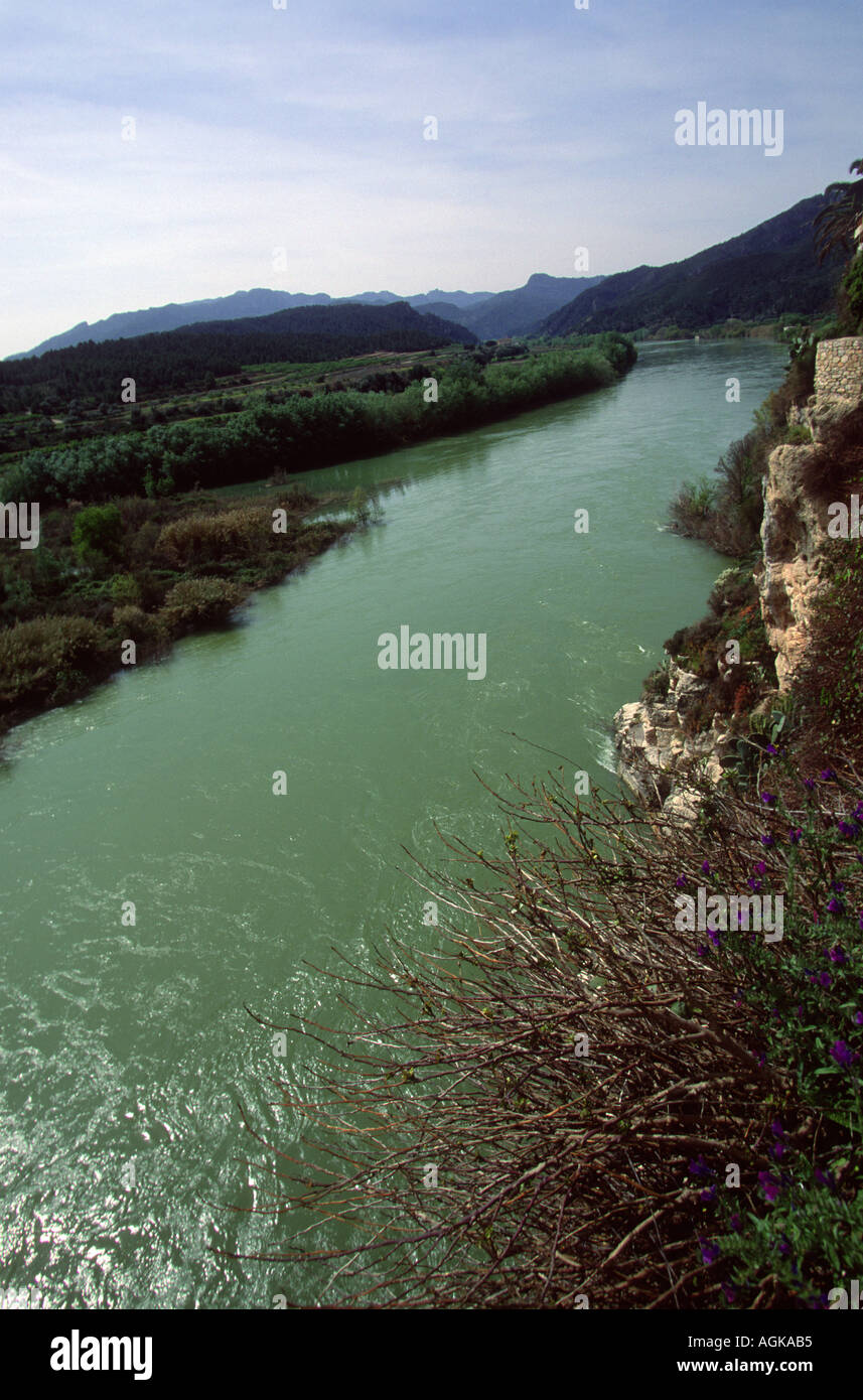 Ebro-Fluss. Ansicht von Miravet Stadt. Provinz Tarragona. Katalonien. Spanien Stockfoto