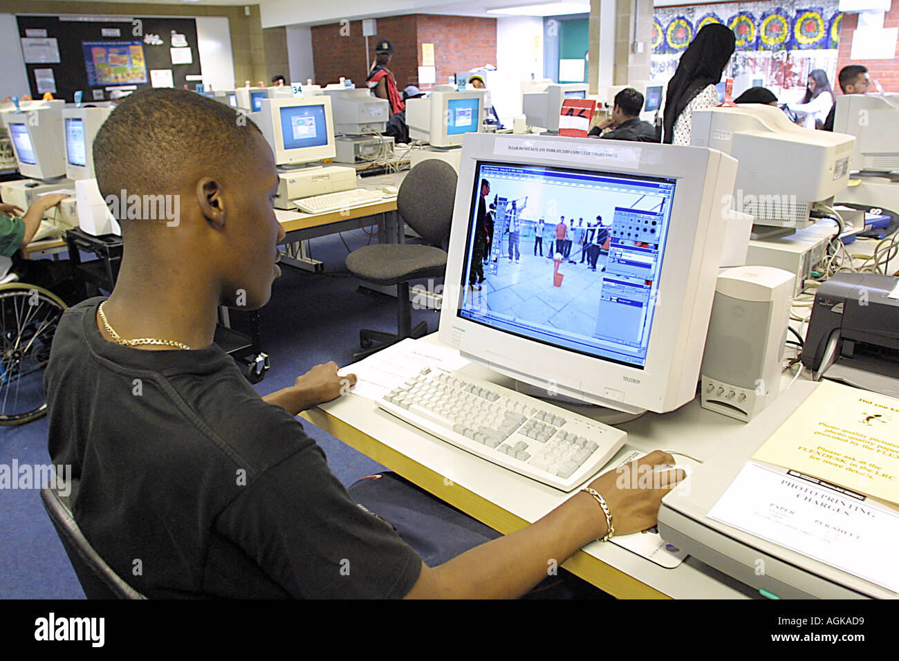 Sixth Form College-Student im College Computerraum und eine Bibliothek, East London GB UK Stockfoto