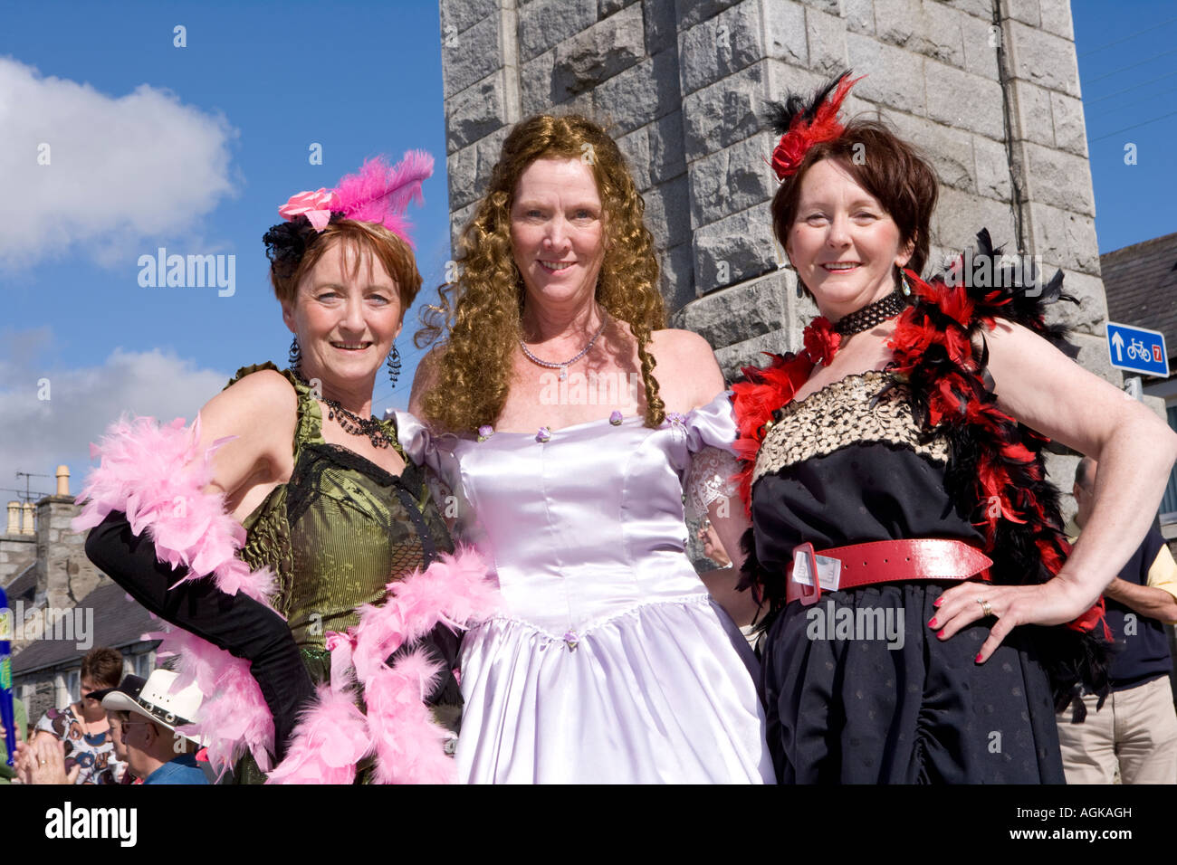 Schottische Musik Event Creetown Country Music Festival Wildwest drei Tänzerinnen in historischen Kostümen an Adamson Quadrat Schottland Stockfoto