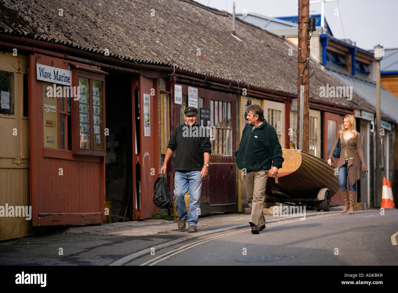 UK Devon Salcombe Insel Straße Passanten vorbei Shadycombe Creek Bootswerften Stockfoto