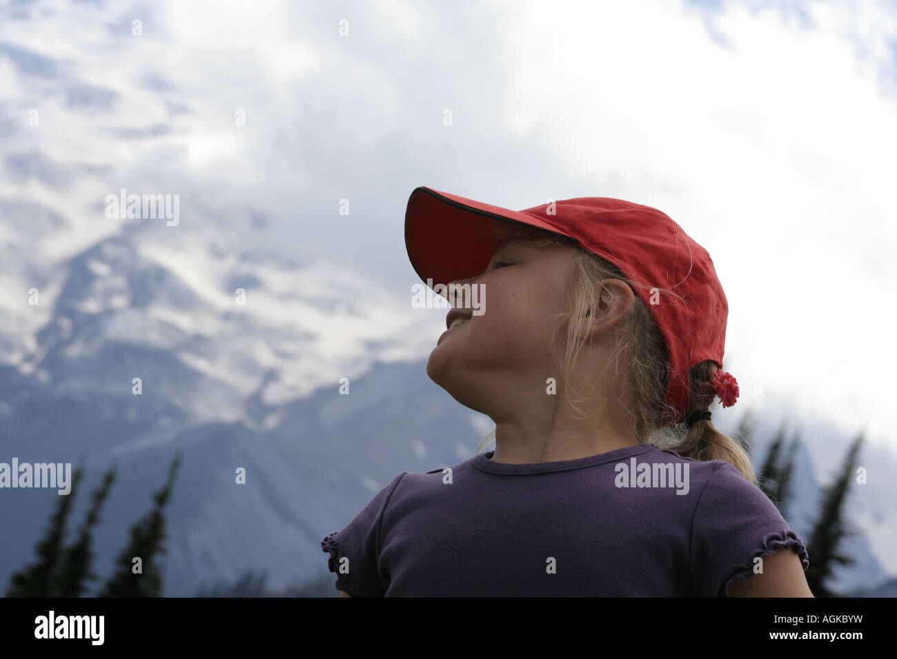 Junges Mädchen Wandern auf den Spuren der Mount-Rainier-Washington Stockfoto