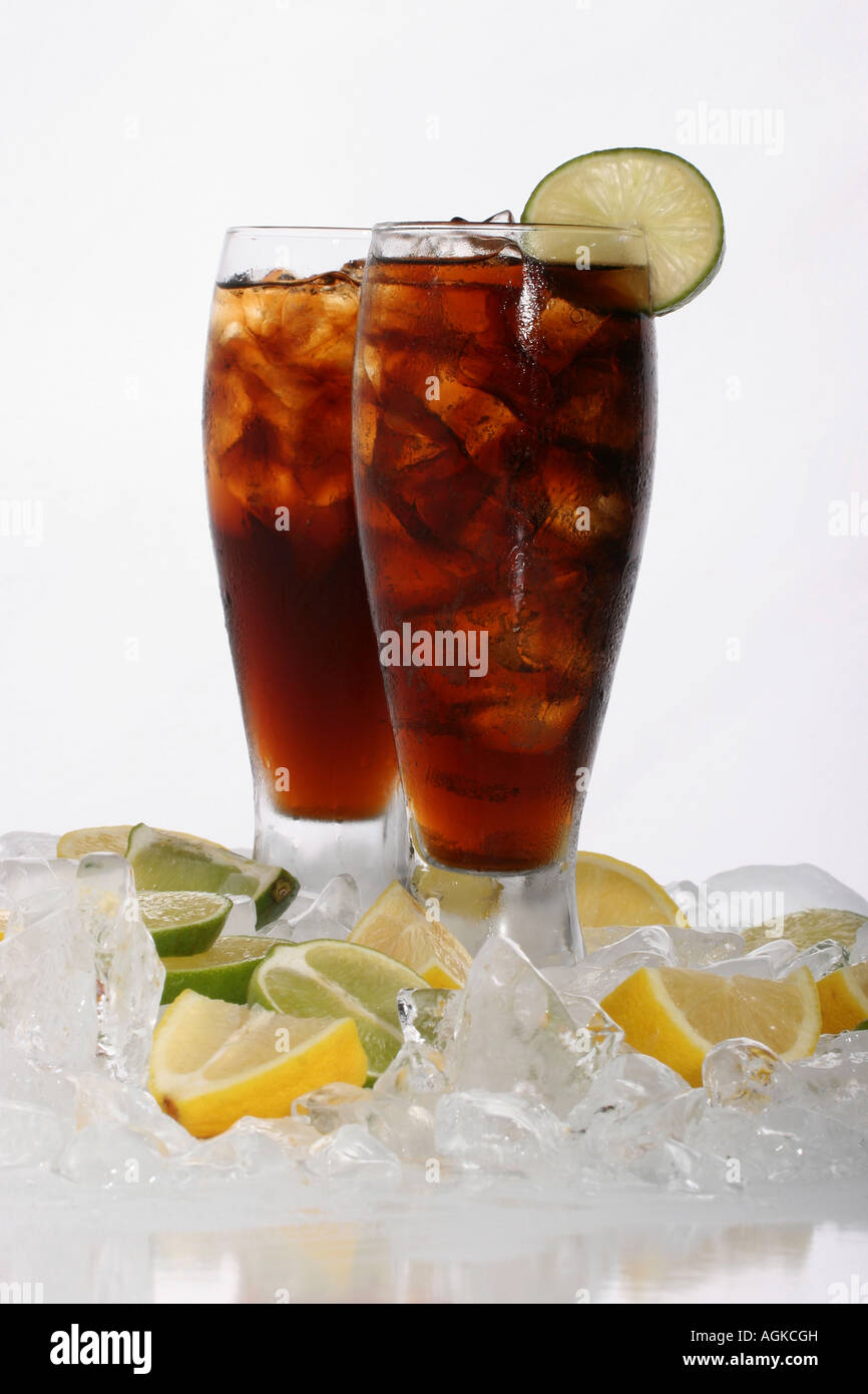 Nahaufnahme eines Glases Coca Cola mit Eiswürfeln und einer Scheibe ...