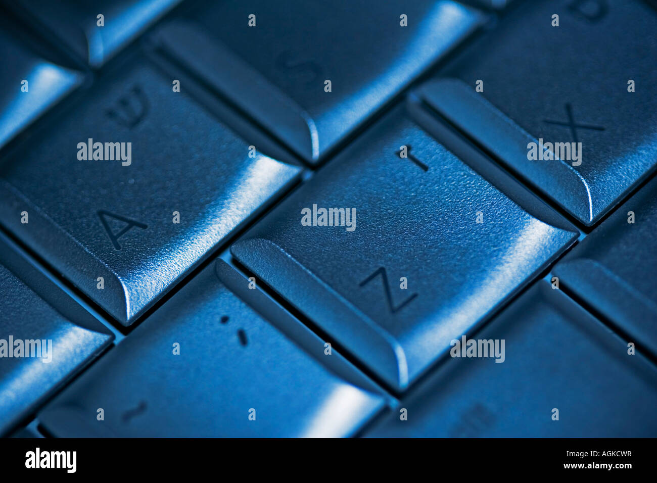 Von A bis Z-Computer-Tastatur mit Buchstaben auf den Tasten in metallic blau selektiven Fokus in Englisch und Hebräisch Stockfoto