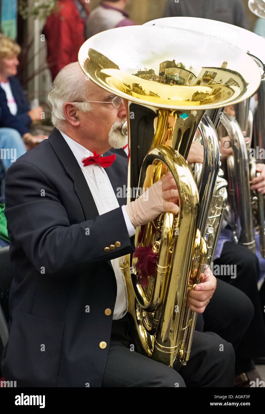Tuba-Spieler von Otley Brass Band spielt an der Otley Folk Festival, Yorkshire, England, UK Stockfoto