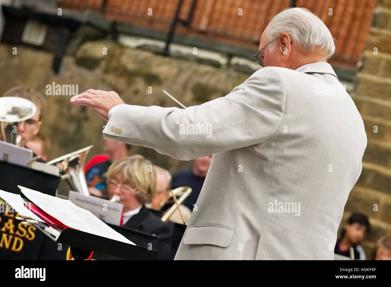 Dirigent, die Durchführung der Otley Brass Band spielt auf Otley Folk Festival Yorkshire England UK Stockfoto