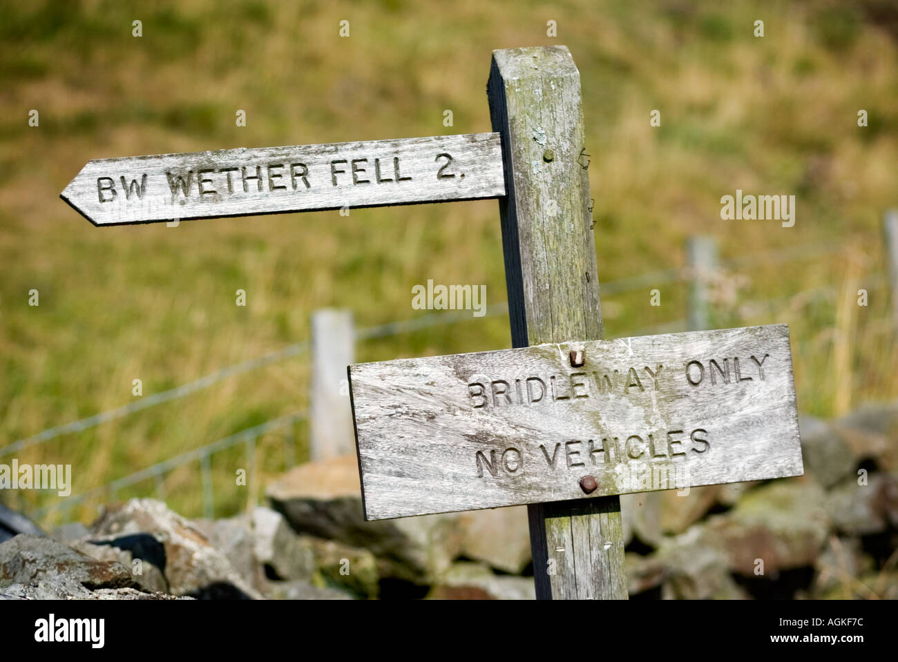 Alte hölzerne Wegweiser in der Landschaft der Yorkshire Dales England UK Stockfoto