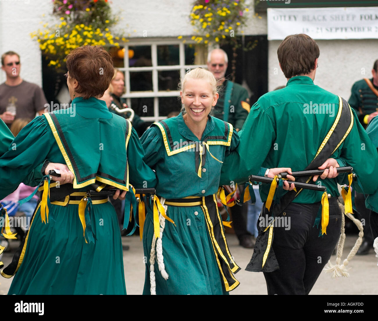 Morris Männer und Frauen Morris Tanz auf einem Volksfest in Yorkshire, England, Großbritannien Stockfoto