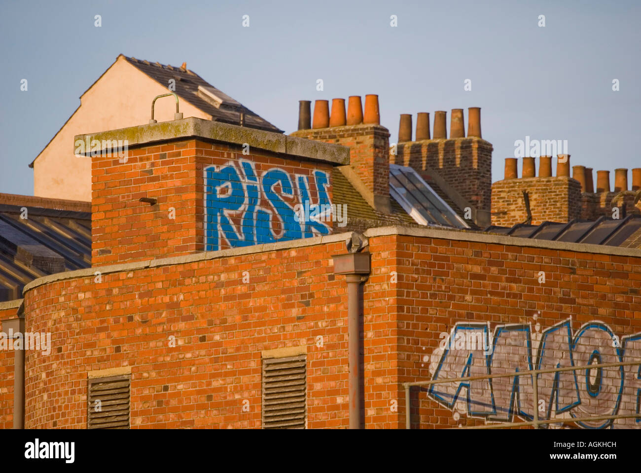 Dächer mit Graffiti an Wänden Stockfoto