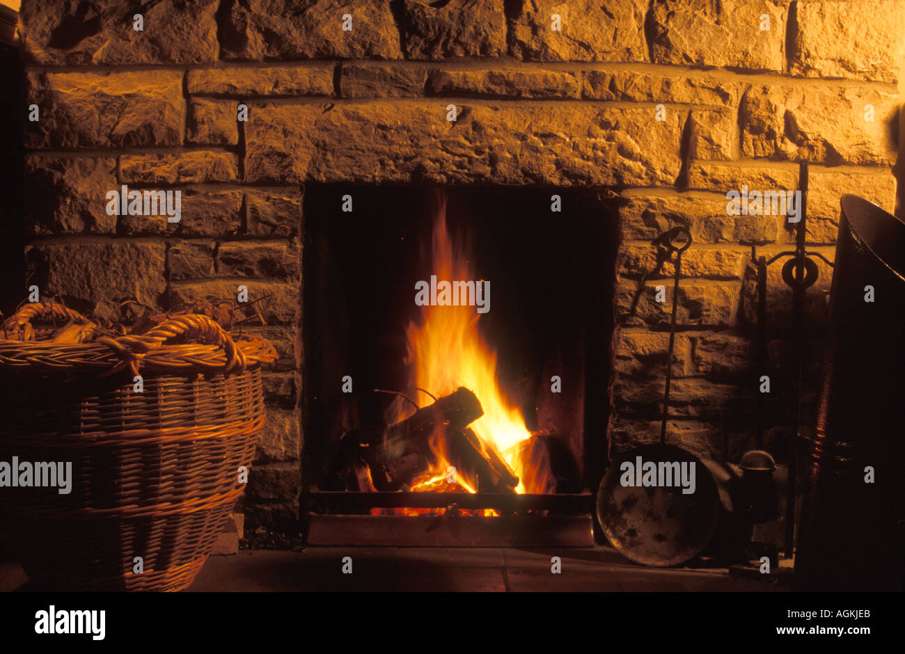 Kamin mit brüllenden Feuer Stockfoto