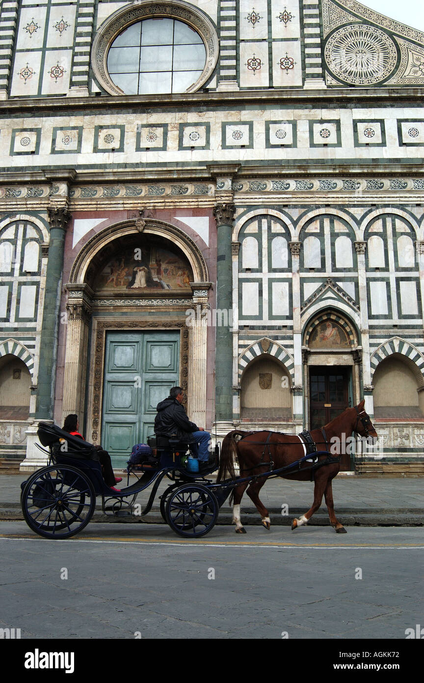 Pferd und Kutsche vor der Basilika di Santa Maria Novella Florenz Italien Stockfoto