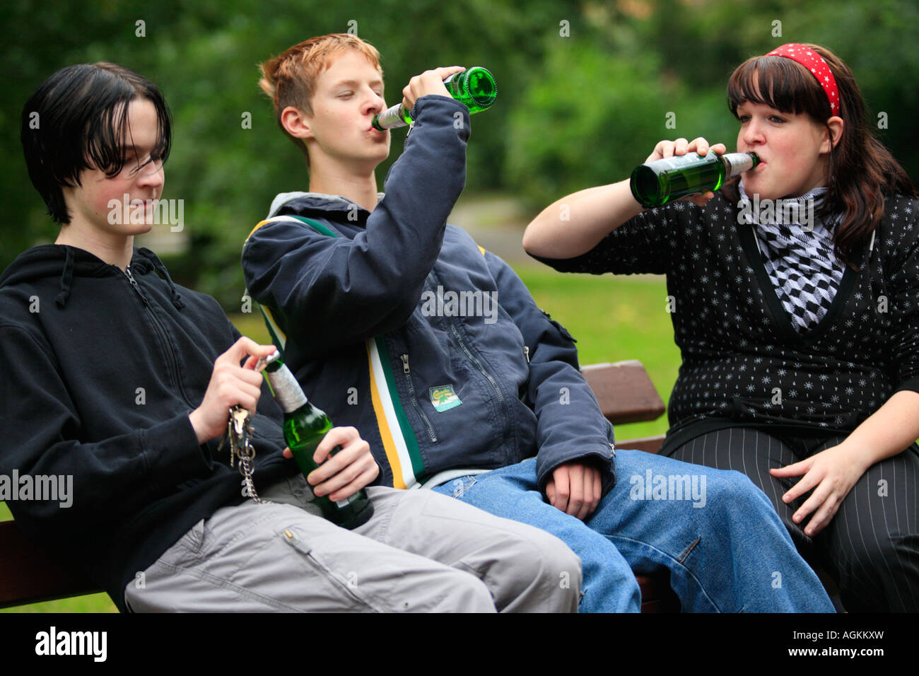 drei Jugendliche trinken Bier in einem park Stockfotografie - Alamy