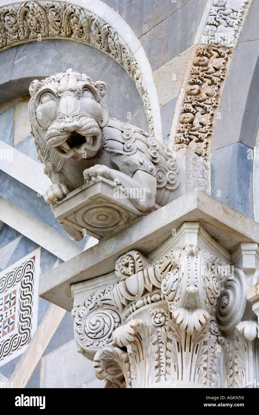 Europa, Italien, Pisa. Ein Wasserspeier über der Haustür des historischen Duomo Pisa oder der Kathedrale von Pisa. Stockfoto