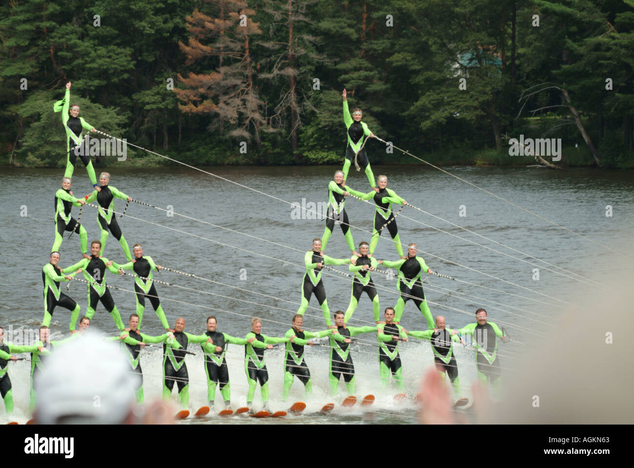 WATERSKI VIER HOHEN KEGEL BILDUNG DURCH TEAM IN WISCONSIN RAPIDS Stockfoto