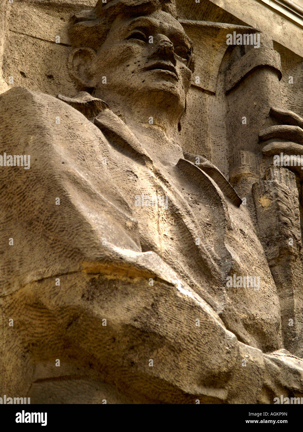 Modellierte Relief Figur eines Bauern in den sozialen Realismus-Stil in der Nähe von Syntagma-Platz in Warschau, Polen. Stockfoto