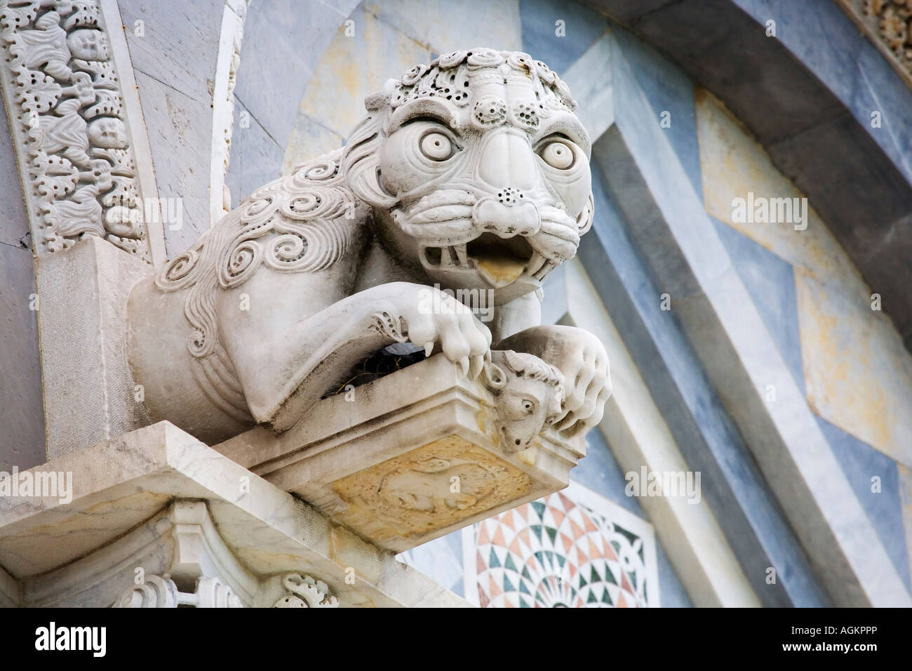Europa, Italien, Pisa. Ein Wasserspeier über der Haustür des historischen Duomo Pisa oder der Kathedrale von Pisa. Stockfoto