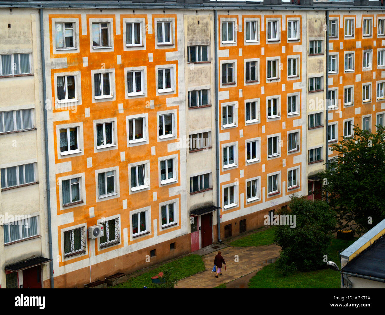 Reihen und Reihen von sechsstöckige Mehrfamilienhäuser in einer Wohngegend in Suwałki, Polen. Stockfoto