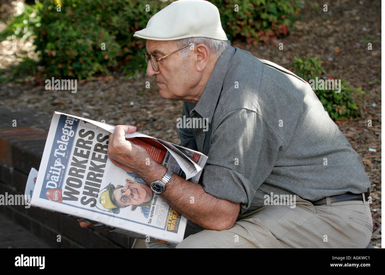 Ein Mann liest ein Sydney Boulevardzeitung mit der Arbeit im Zusammenhang mit Überschriften Stockfoto