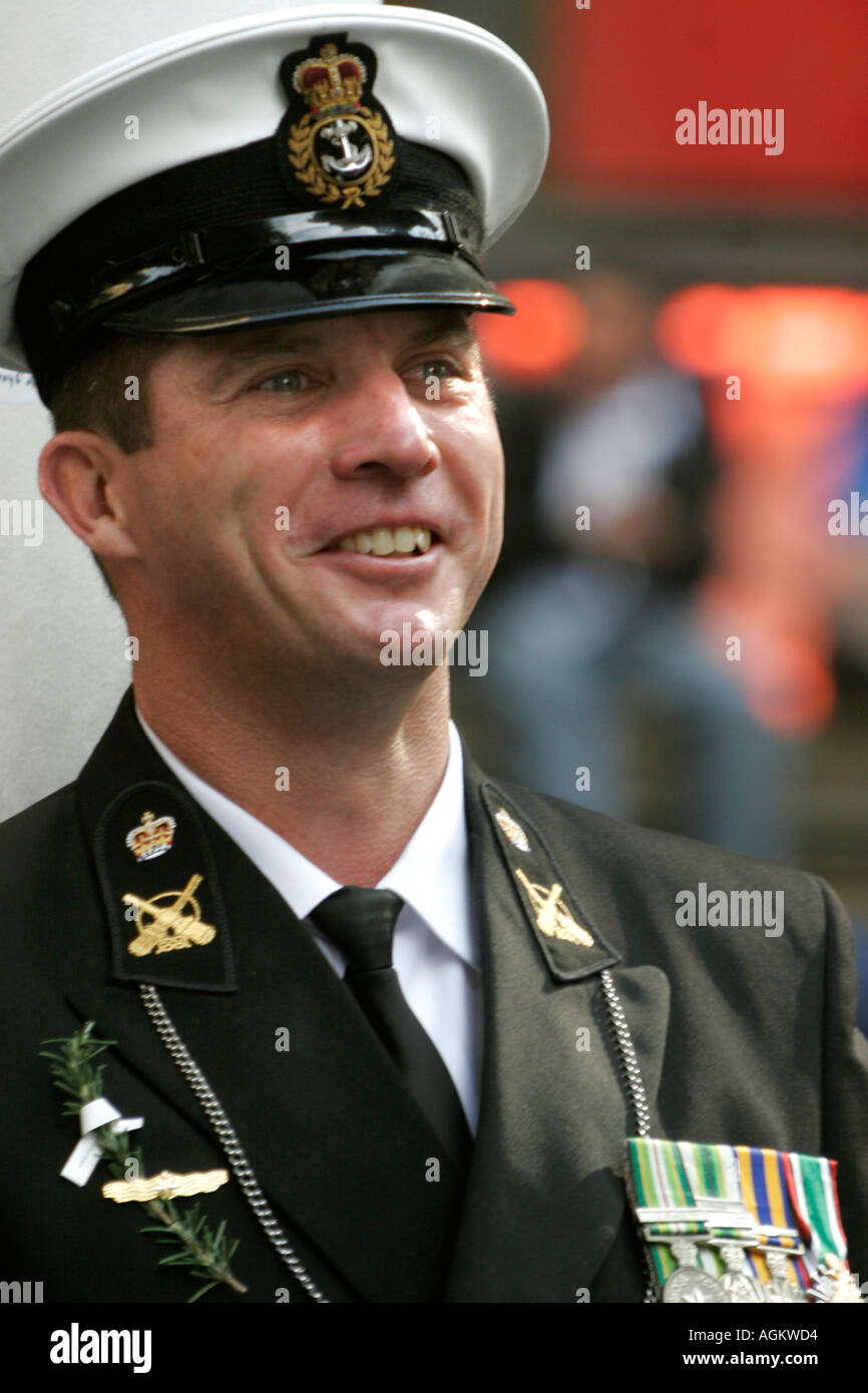 Ein Marine Petty Officer lächelt und trägt einen Zweig Rosmarin für die gefallenen Soldaten während der jährlichen ANZAC Day Parade in Sydney 25. Degen Stockfoto