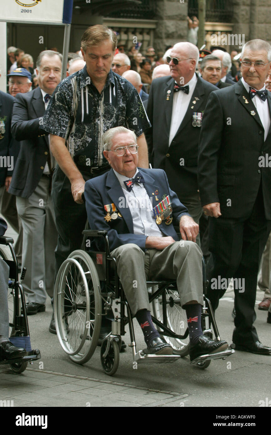 A hoch dekoriert, ex-Soldat wird im Rollstuhl geschoben, während die jährliche ANZAC Day Parade in Sydney 25. April 2005 ANZAC Stockfoto