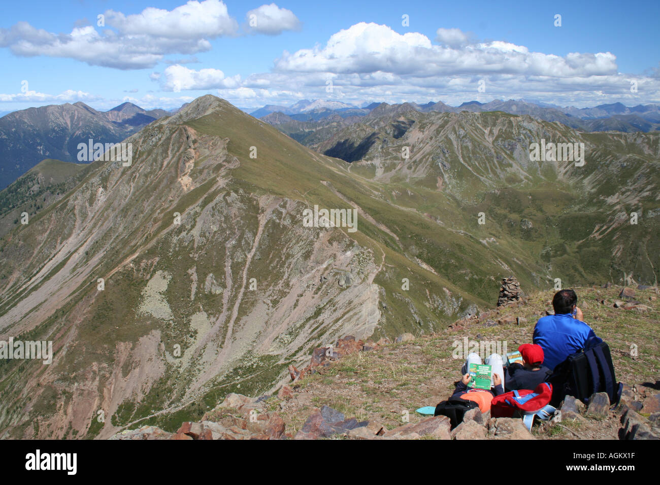 Entspannen Sie sich auf Favort in Italien s metamorphen Lagorai-Bereich mit herrlichem Blick auf Gronlait und die fernen Dolomiten Wanderer Stockfoto