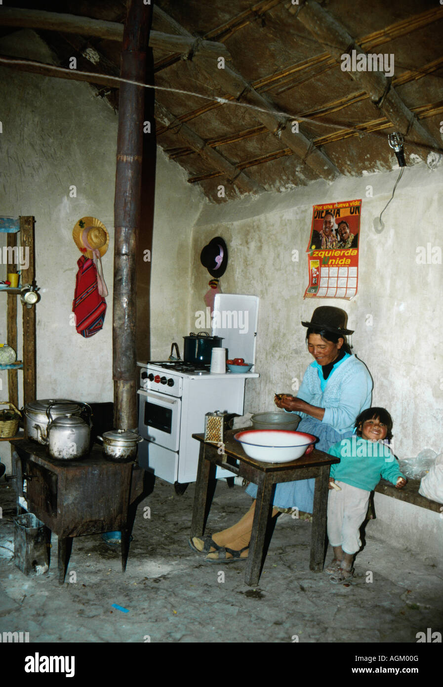 Bolivien, Uyuni, Aymara Frau Zubereitung von Speisen in der Küche Stockfoto
