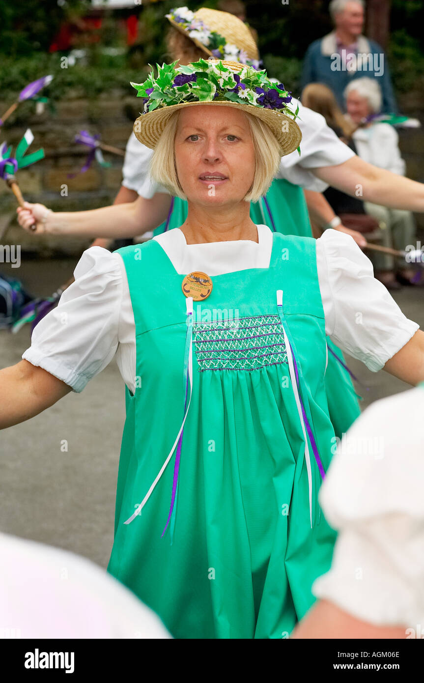 Buttercross Belles Morris Dancers morris Tanz auf einem Volksfest in Yorkshire, England, Großbritannien Stockfoto