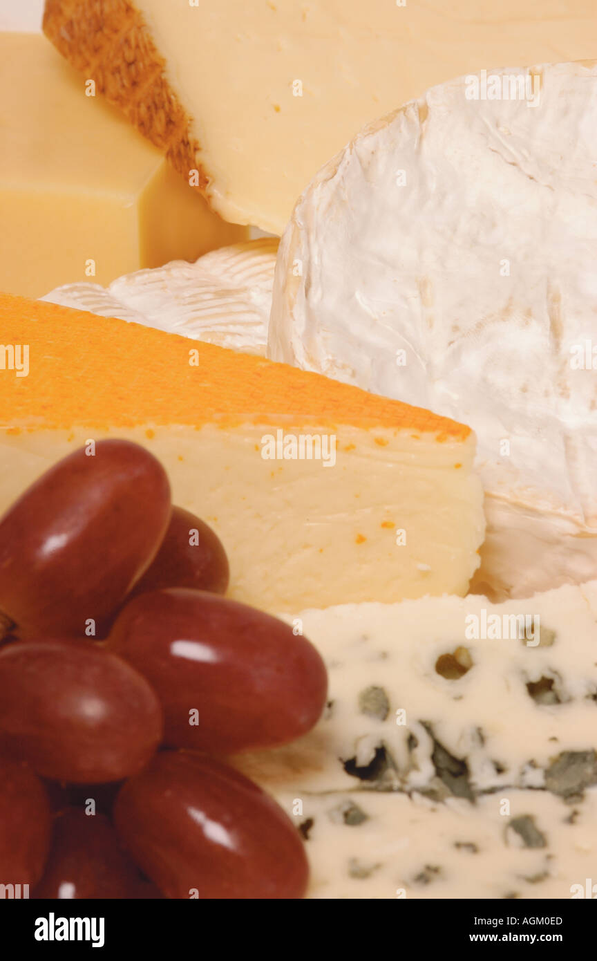 Nahaufnahme einer Auswahl an Käsesorten und roten Trauben Stockfoto