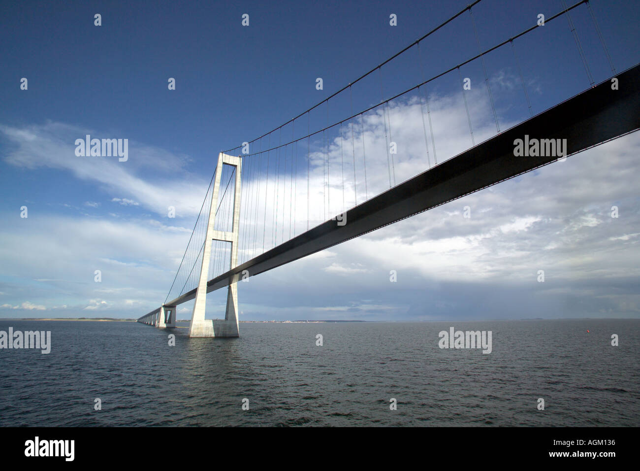 einer der mächtigen Hängebrücken zwischen die vielen Inseln von Dänemark Stockfoto