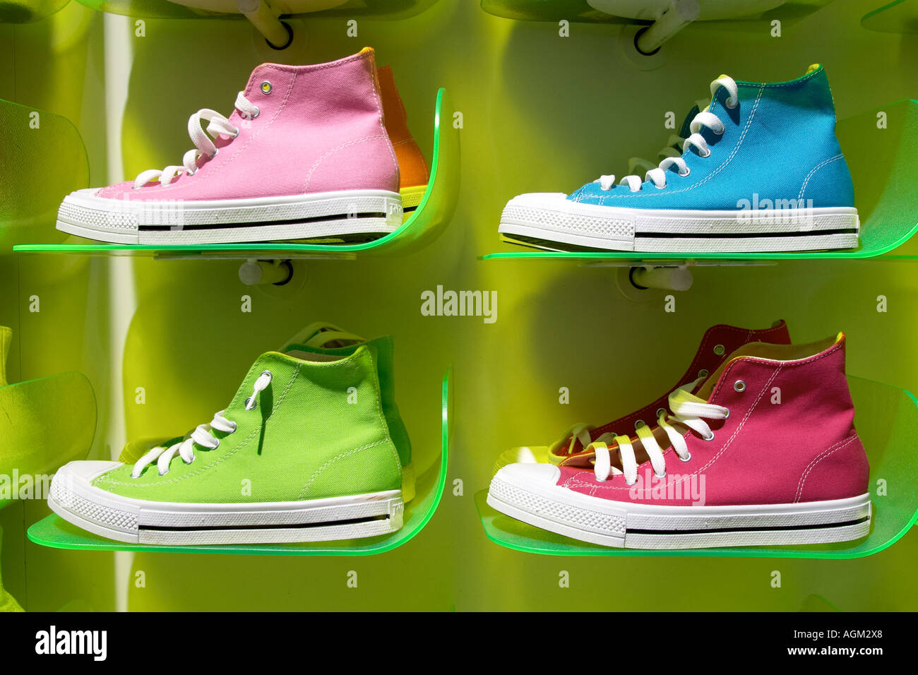 Trainer, Converse; Bunte Sneakers auf dem display Stockfoto