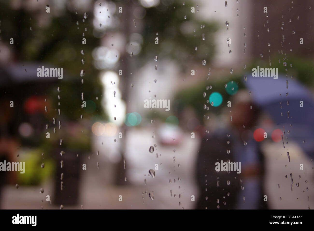 Straße und Mann durch Regen Stockfoto