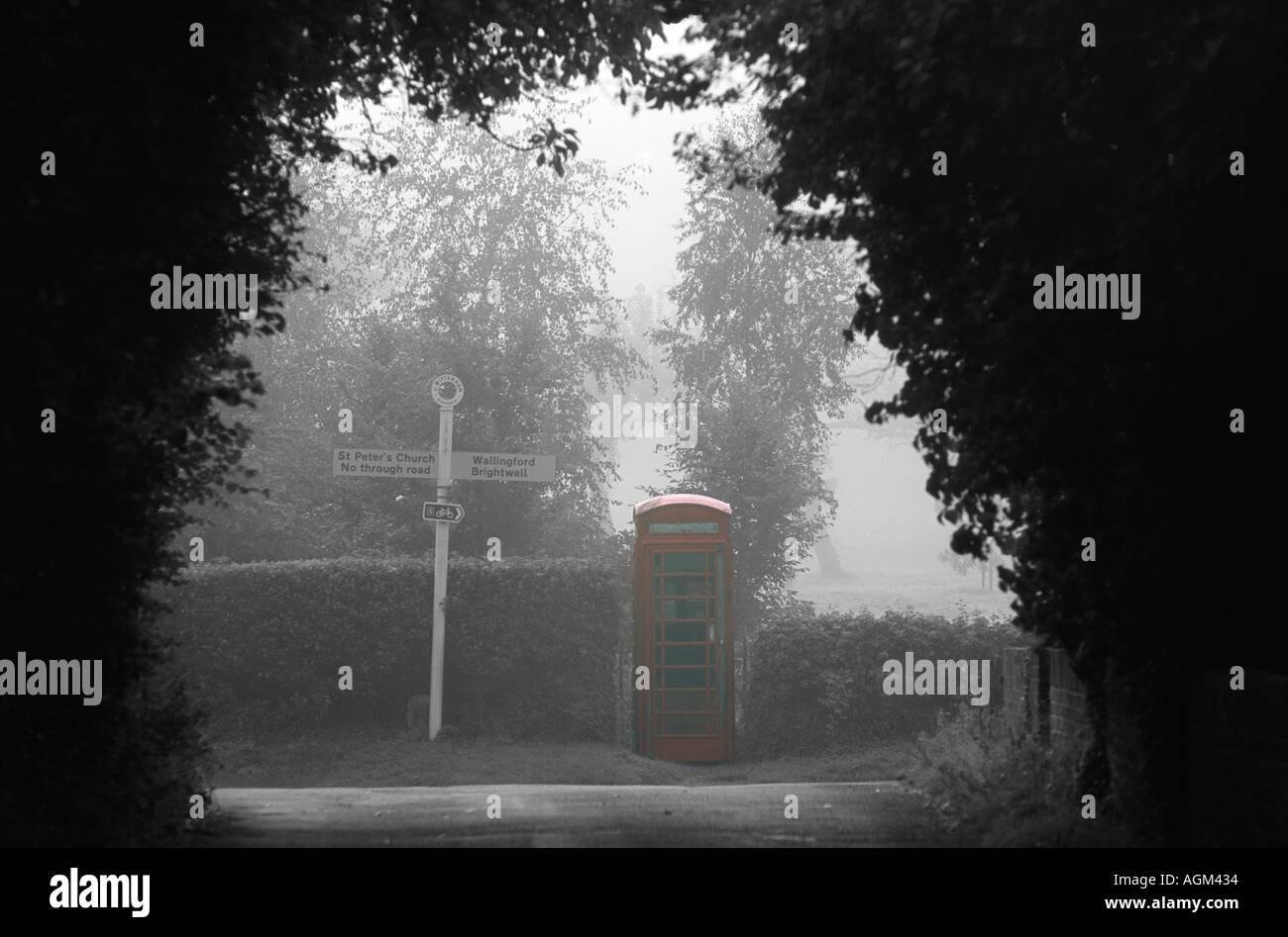 Telefonzelle - nebligen Morgen in Wittenham, die Cotswolds Stockfoto