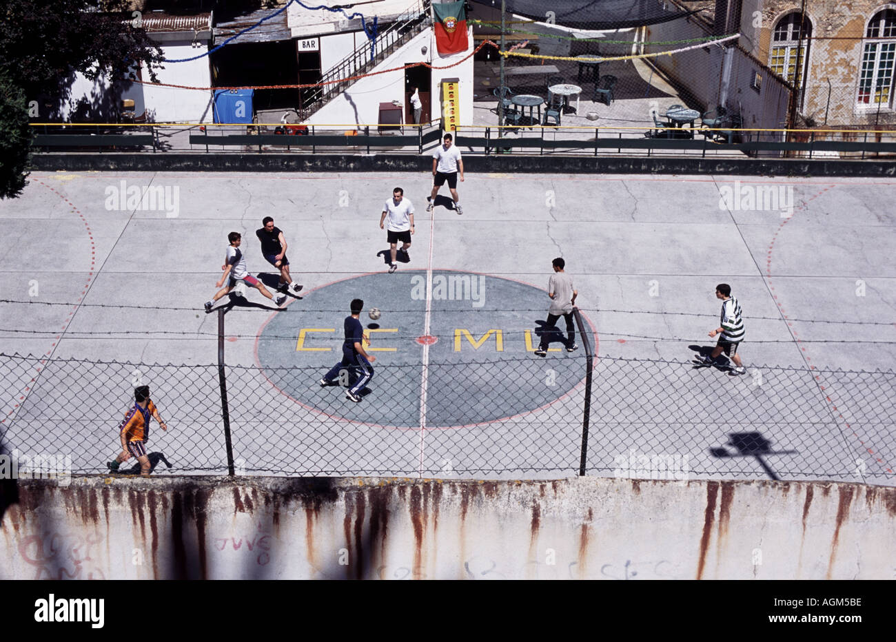 Fünfer-Fußballspiel auf einem Stellplatz auf dem Dach, Lissabon, Portugal. Stockfoto