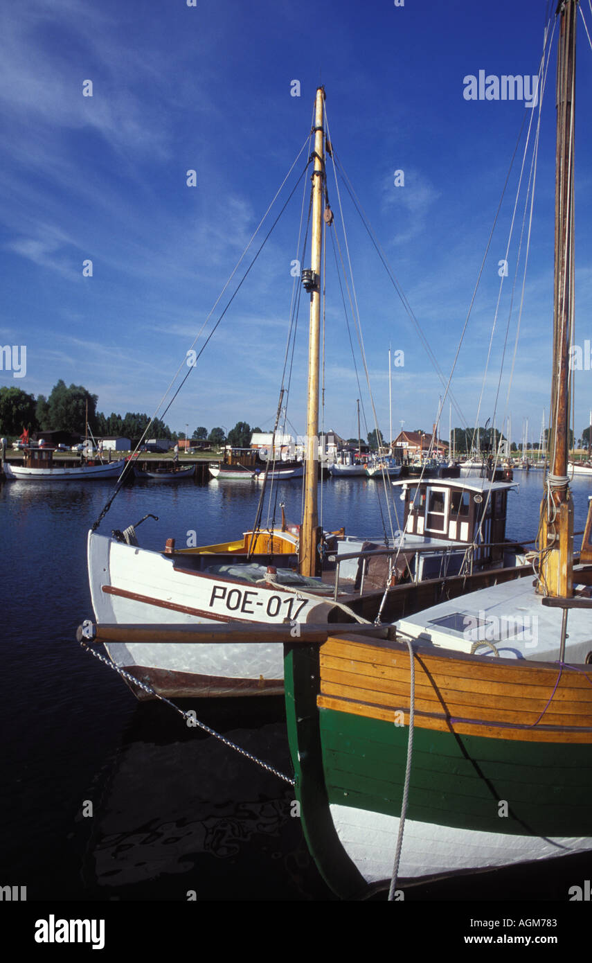 Fischtrawler am Hafen von Kirchdorf auf der Insel von Poel Mecklenburg Vorpommern Stockfoto