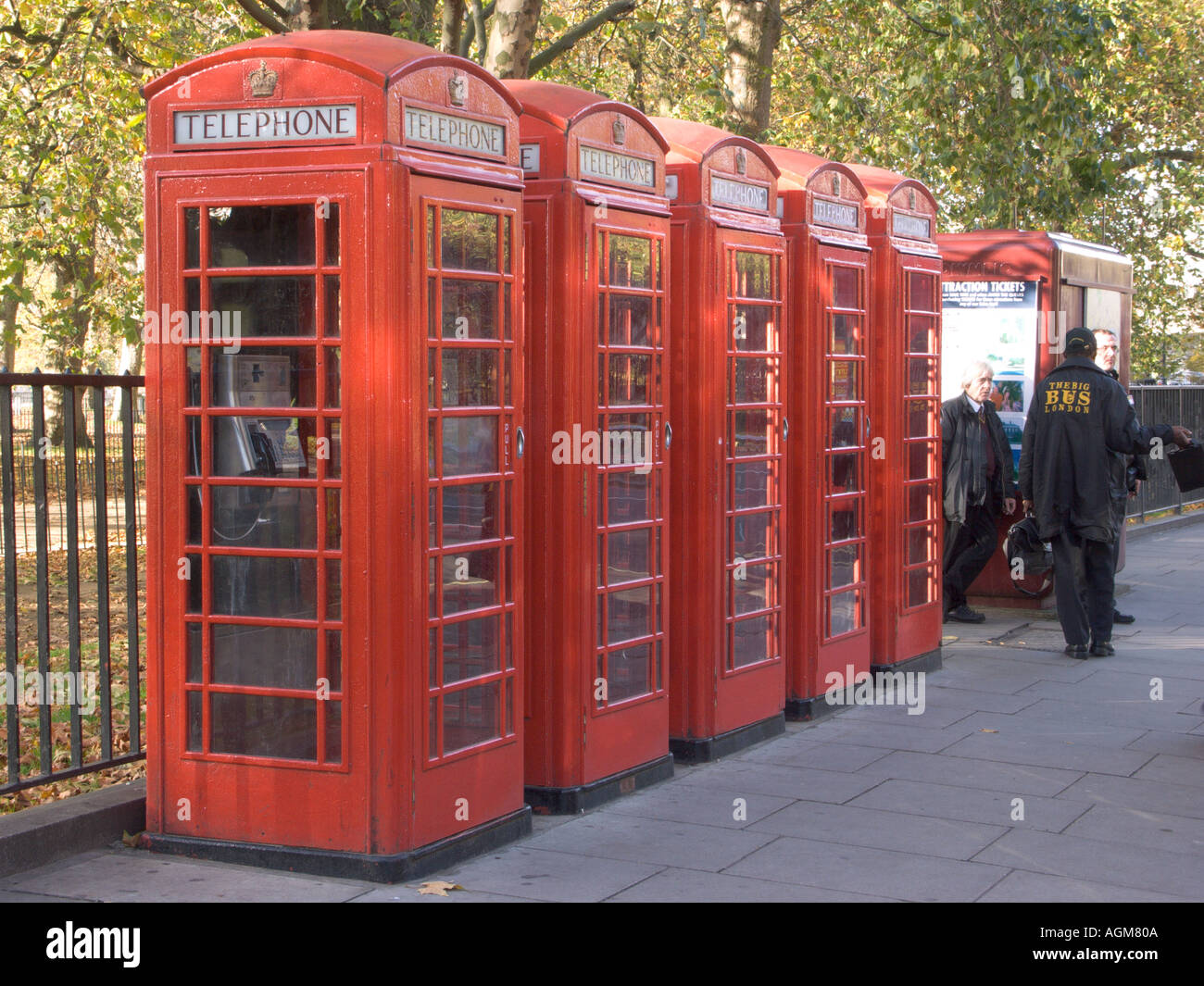 London rot Telefon Boxen England durch Steven Dusk Stockfoto