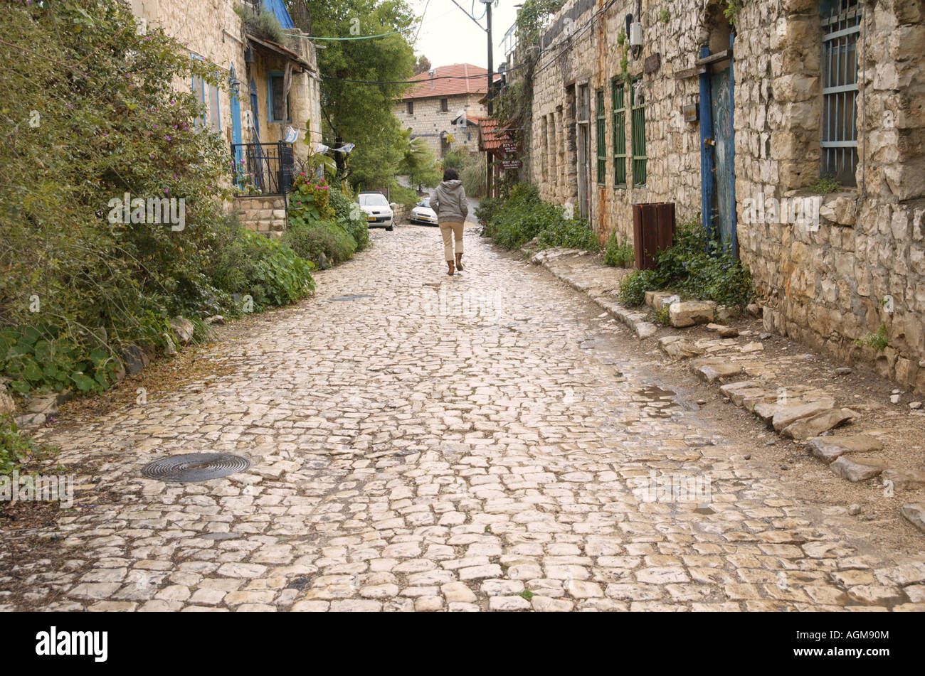 1882 gegründet Israel oberen Galiläa Rosh Pinna eine weibliche Touristen in der renovierten Altstadt Rosh Pina Stockfoto