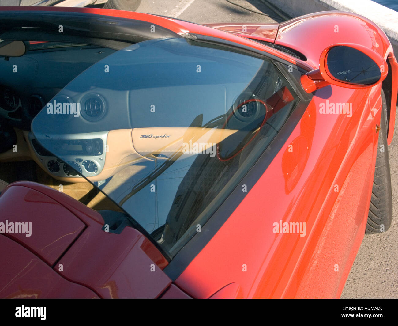 Roter Ferrari Sportwagen und Boote Puerto Banus Costa del Sol Spain Stockfoto