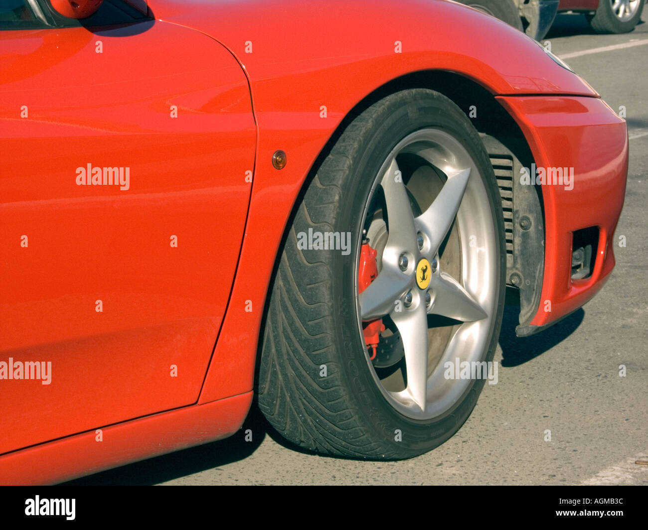 Roter Ferrari Sportwagen und Boote Puerto Banus Costa del Sol Spain Stockfoto