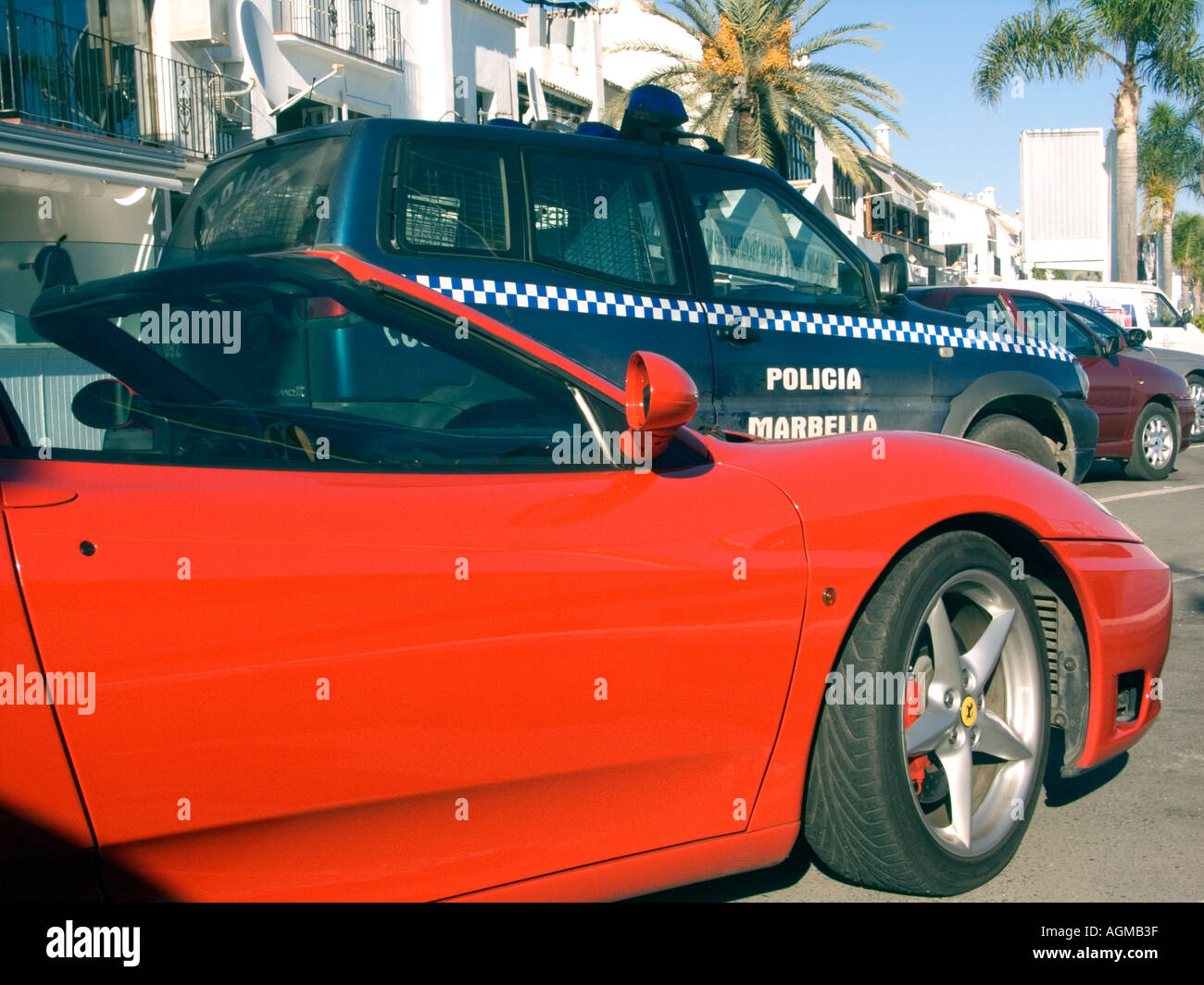 Roter Ferrari Sportwagen und Boote Puerto Banus Costa del Sol Spain Stockfoto