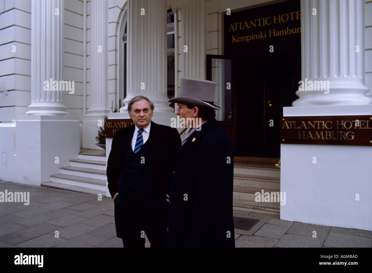 Straßenszene in Hamburg in Deutschland in Europa. Reichtum Hotel Life Lifestyle Reportage Bildjournalismus Reisen Stockfoto