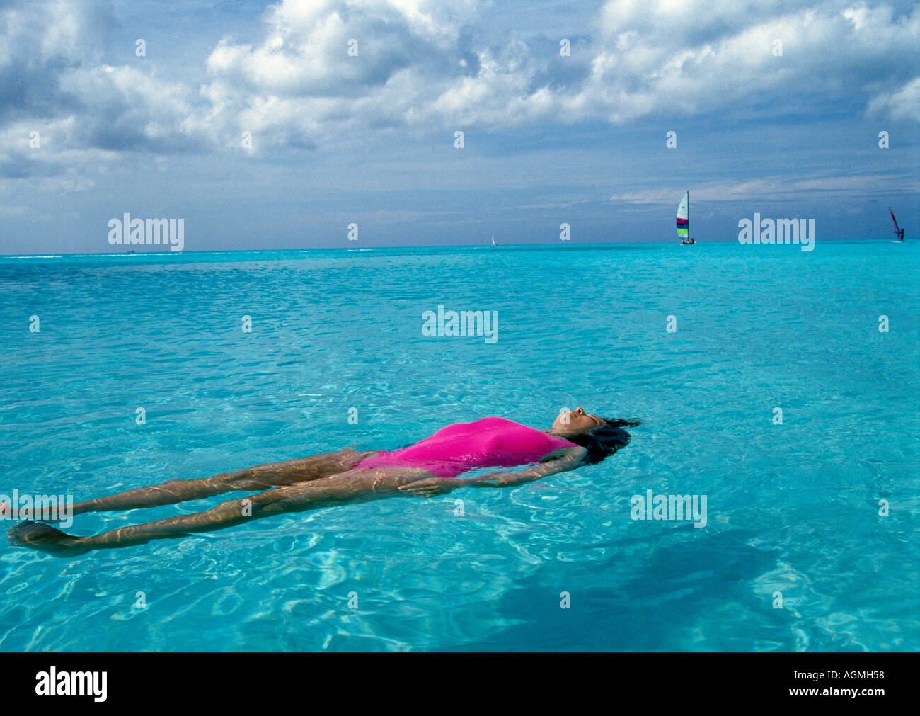 San Salvador Club Med Columbus Isle Geri Bush schwimmend im Meer rosa Anzug H Stockfoto