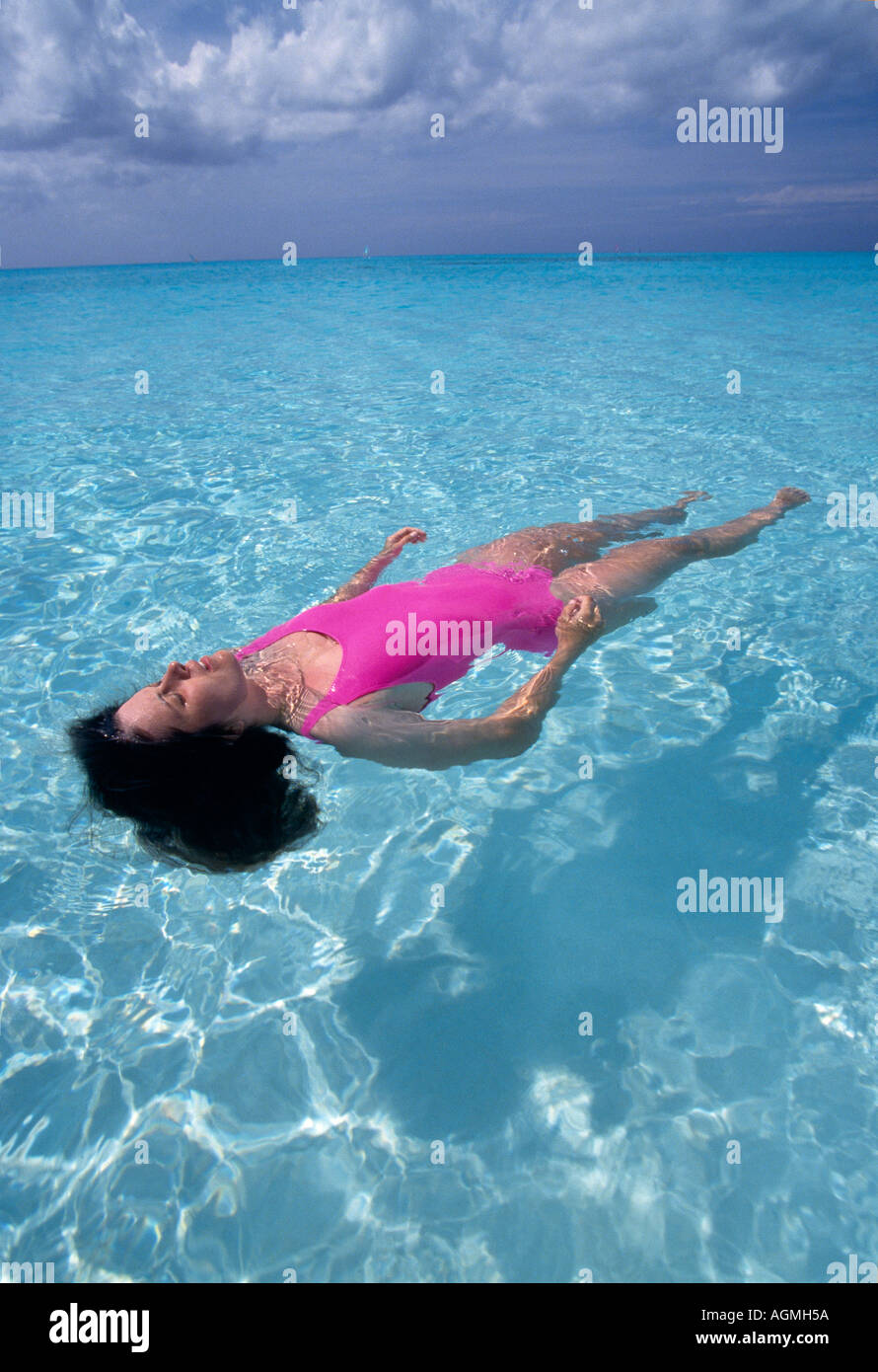 San Salvador Club Med Columbus Isle Geri Bush schwimmend im Meer rosa Anzug V Stockfoto