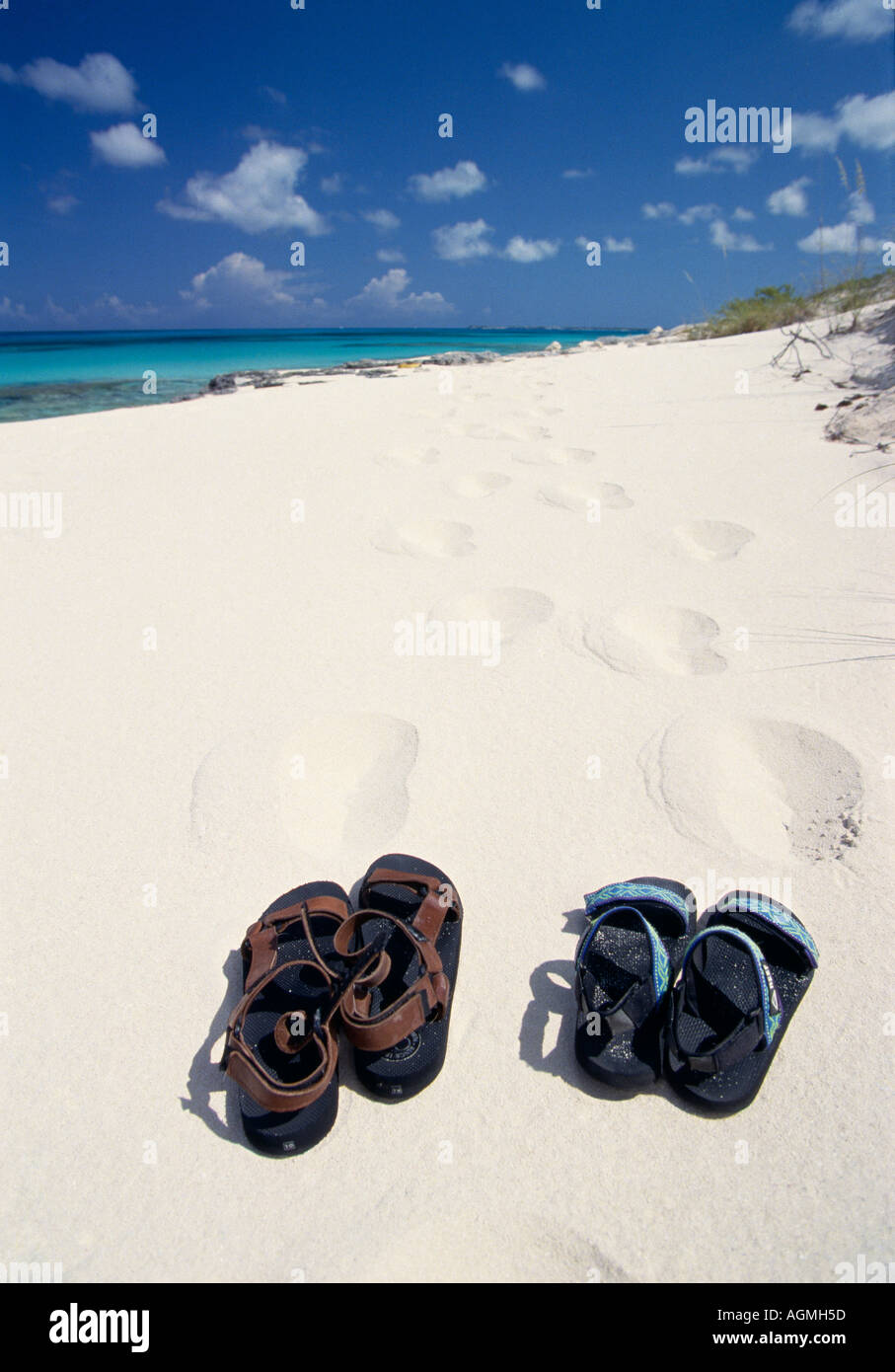 San Salvador Club Med Columbus Isle zwei Paar Sandalen, die Links auf den weißen Sandstrand Stockfoto