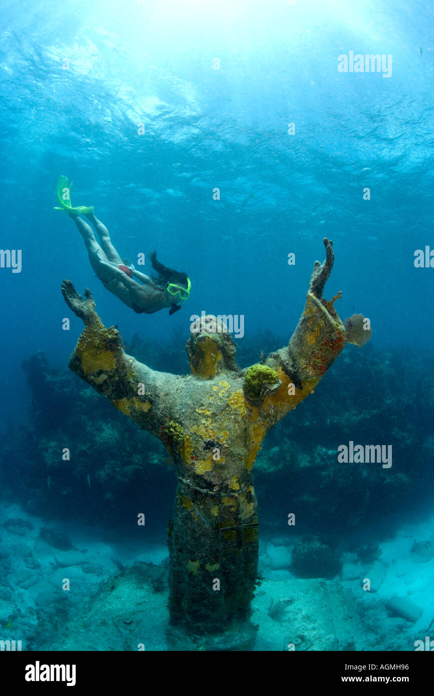 Christus der Tiefe 9 Bronze Statue und Schnorchler Pennecamp State Park Key Largo Florida Stockfoto