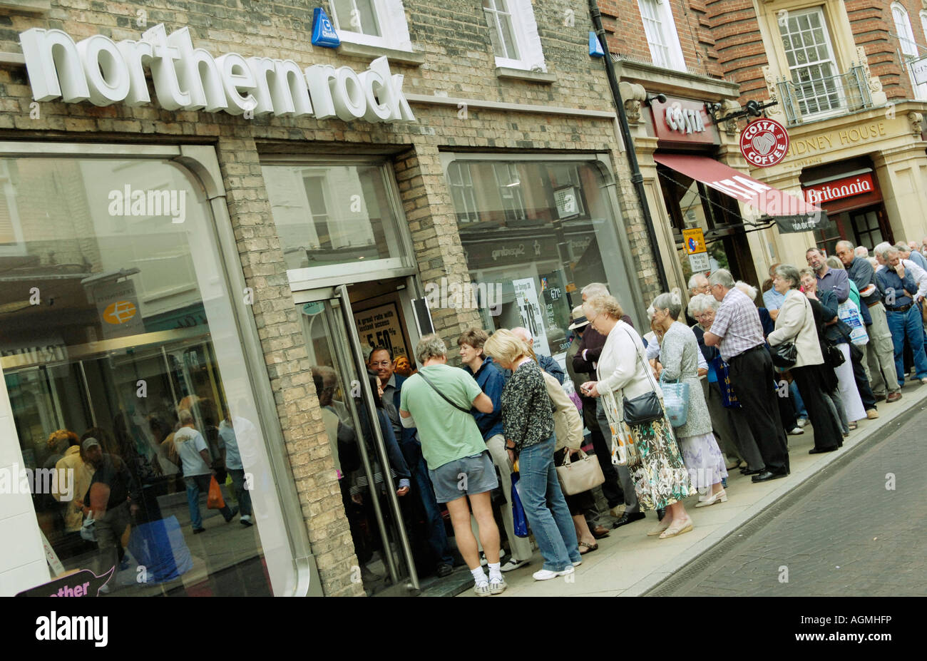 Kunden Schlangestehen vor der Northern Rock Bank in Cambridge England in einem Versuch, ihre Ersparnisse abheben Stockfoto