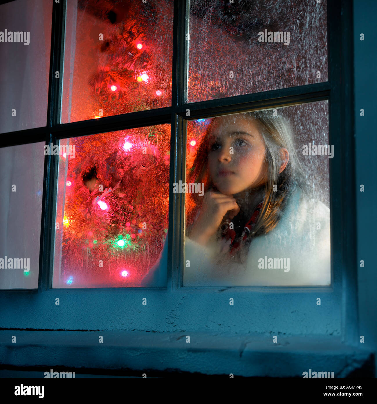 Mädchen wartet darauf, dass der Weihnachtsmann am Heiligabend zu ihr nach Hause kommen Stockfoto