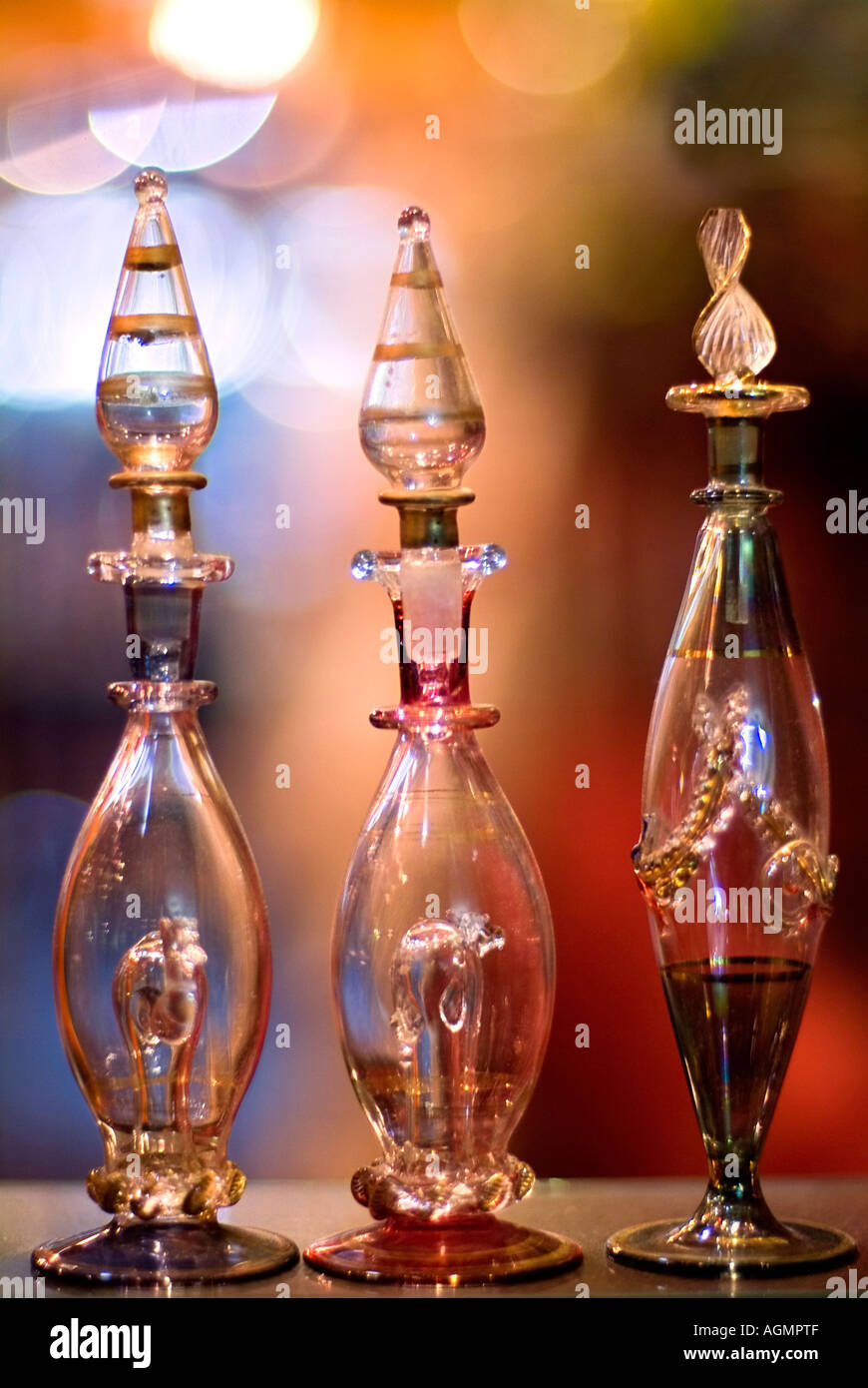 bunte Parfüm-Flaschen im ägyptischen Schaufenster Stockfotografie - Alamy