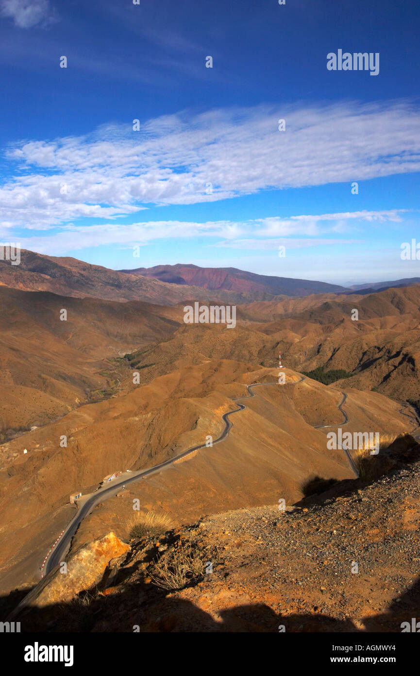 Straße schlängelt sich durch das Atlasgebirge, Marokko Stockfoto