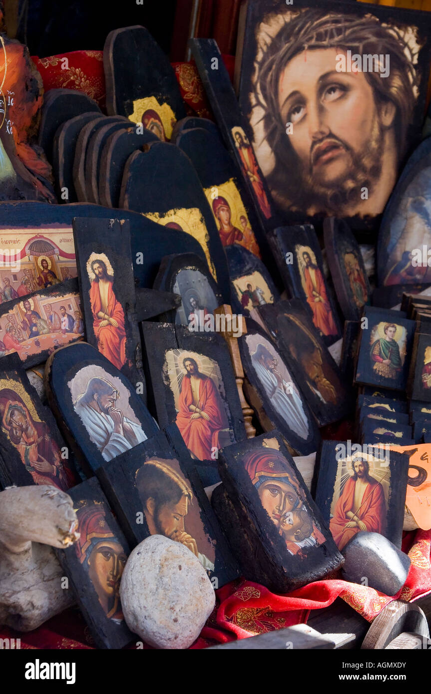 Holz-religiöse Ikonen für den Verkauf in einem Geschäft in Tinos, in der Nähe von Mykonos, Griechenland. Stockfoto